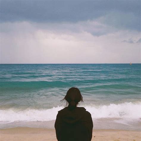 一个人安静的海边图片