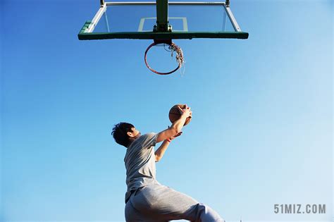 一个人打篮球背影图片