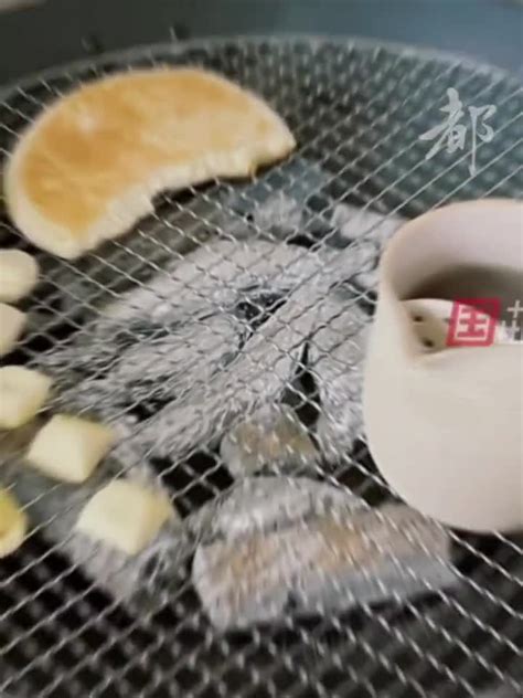 一家人围炉煮茶 下一秒烤鸡蛋爆炸