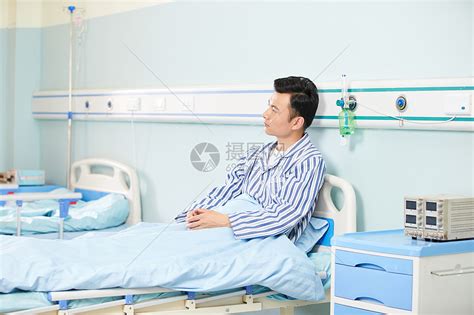 一男子在医院里检查有子宫