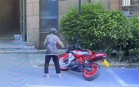一老人故意推倒摩托车