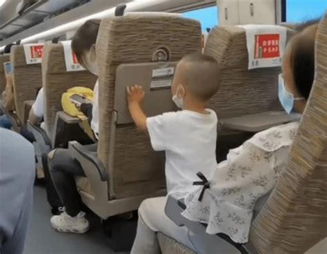 三岁孩子坐高铁吵闹家长