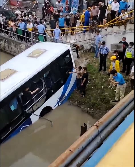 上海一公交车坠河司机怎么样了