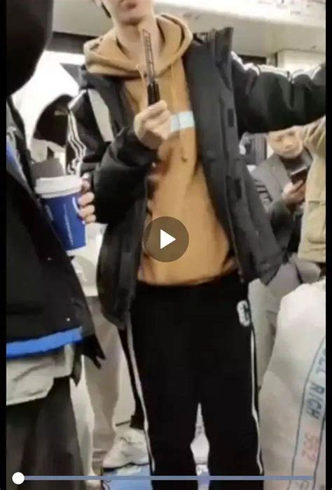 上海地铁内一男子耍刀玩原视频