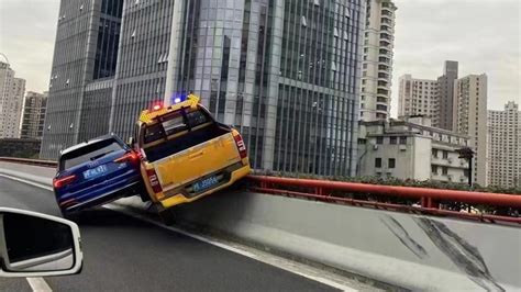 上海警方回应一小车从高架掉落