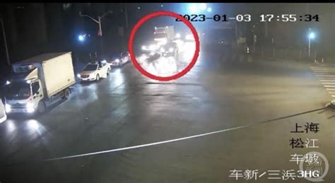 上海车闯红灯致两人死亡