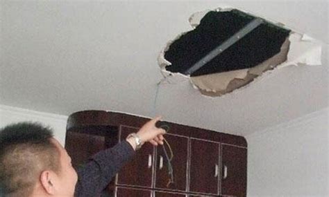 上课时天花板掉下来了
