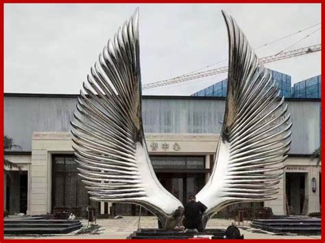 不锈钢人物带翅膀雕塑