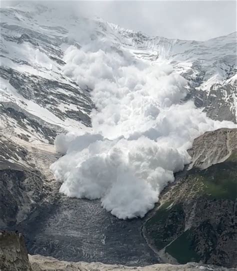 世界上最壮观的雪崩视频