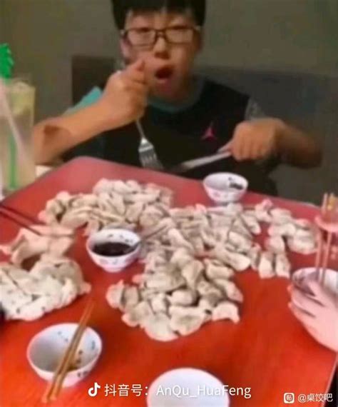 东北人吃饺子就在卫生间里吃