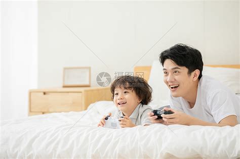 两个人在床上玩的亲子游戏
