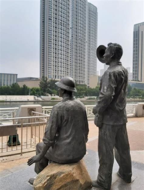 两个小人的雕塑叫什么