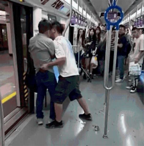 两男子争地铁座位斗殴