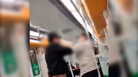 两男子挤地铁互殴