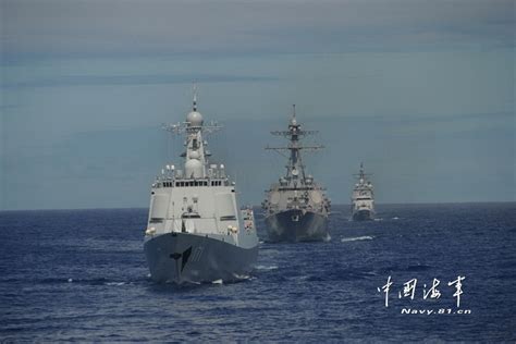 中国军舰与美舰谈话