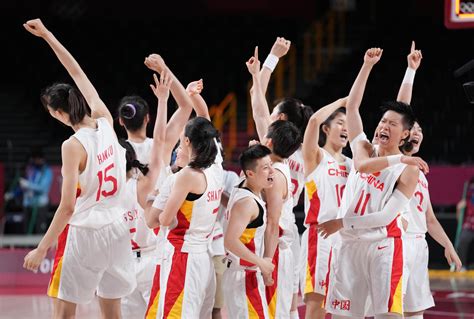 中国女篮唱国歌全过程