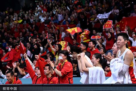 中国女篮观众席唱国歌