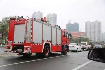 中国消防车鸣笛的音效