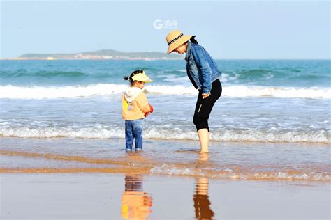 中国游客在海滩上游玩