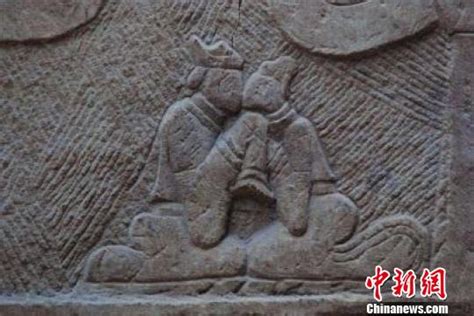 中国第一吻雕塑