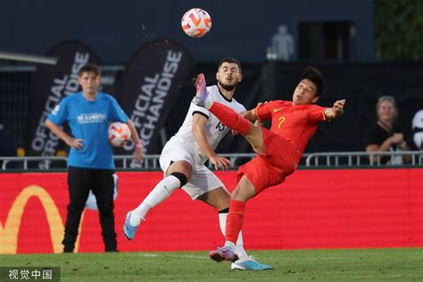 中国足球友谊赛踢废对手