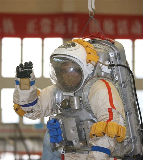 中国首次完成太空行走任务的是谁