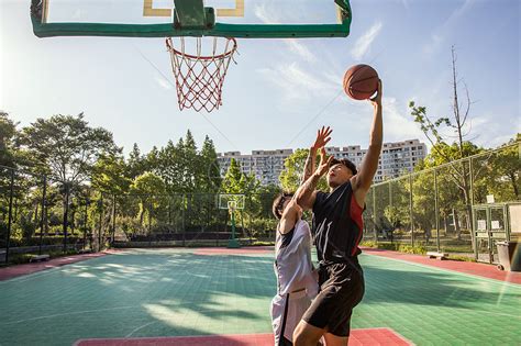 中年人学习打篮球