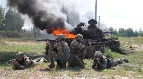 乌军士兵在战壕与俄军激烈交火
