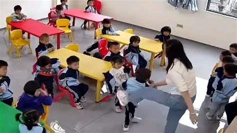 云南幼儿园老师踹小孩