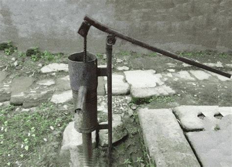 以前手动老式井水泵图片