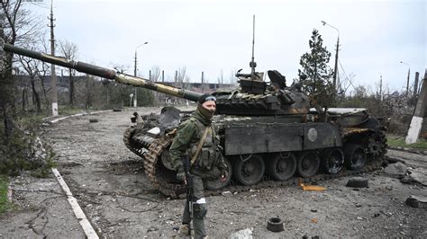 俄乌坦克战被摧毁的装甲车视频