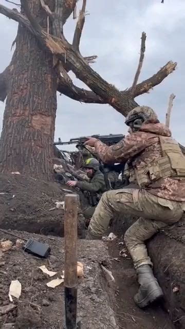 俄军士兵战壕里与乌军对决