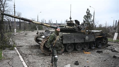 俄罗斯坦克摧毁乌克兰坦克