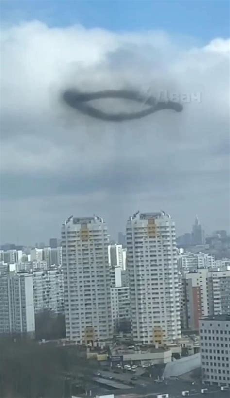 俄罗斯天空出现神秘烟圈