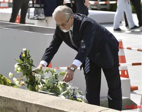 俄驻日大使广岛和平纪念公园献花