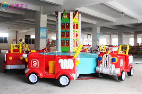 儿童游乐园玩具消防车视频