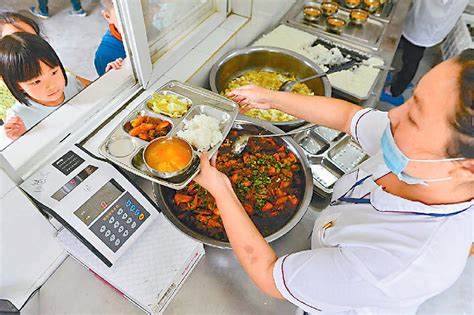 全国中小学生免费营养午餐的政策