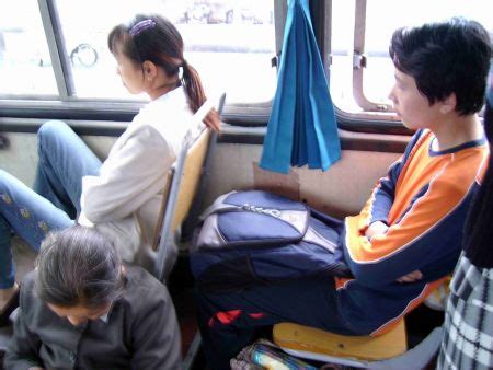公交车小孩不让座跟看不见一样