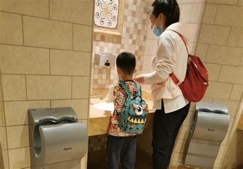 六岁男童进女厕惹争议 性别观念最受关注