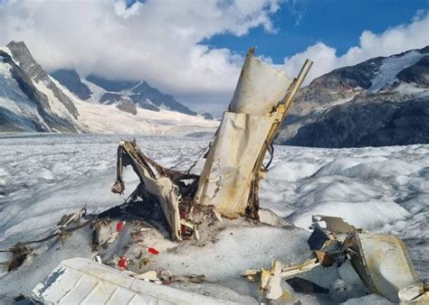 冰川融化出现飞机残骸