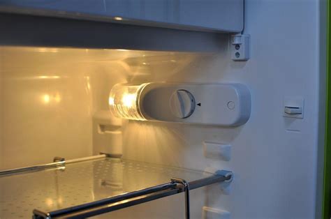 冰箱里面灯亮但是不制冷怎么回事