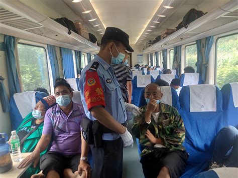 列车员提醒旅客戴口罩