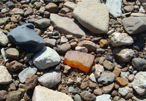 别人在河边捡到很值钱的石头