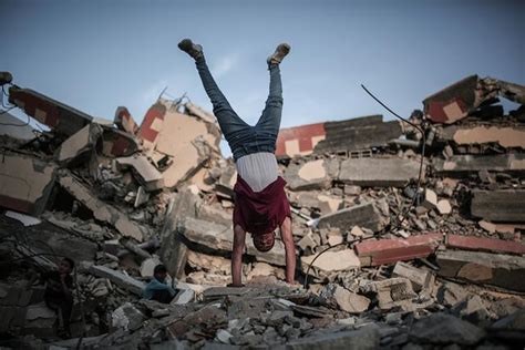 加沙男人坐在废墟上