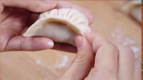 包饺子手法教学慢动作视频