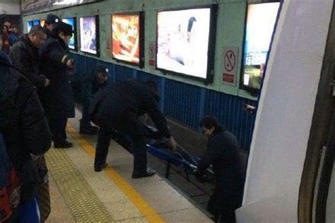 北京地铁乘客跳下站台