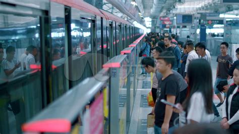 北京地铁乘客进轨图片
