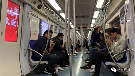 北京地铁2号线翻入轨道乘客已身亡图片