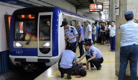 北京地铁2号线发生乘客跳轨事件