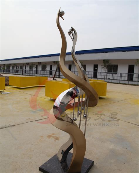 北京大型玻璃钢雕塑现场安装
